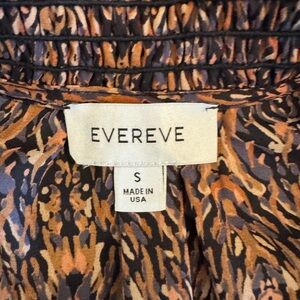 Evereve brown printed flowy satin shirt. Size small worn 1 time. Dry cleaned.